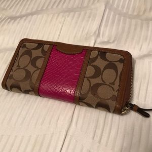 COACH zipper wallet. Great condition